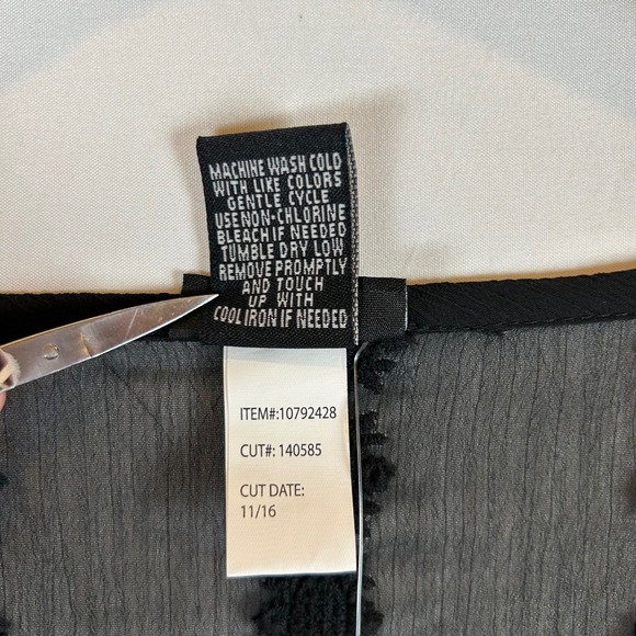 NWT‎ Torrid Womens Black Floral Embroidered Pintuck Blouse Plus Size Sheer Top - Picture 4 of 9